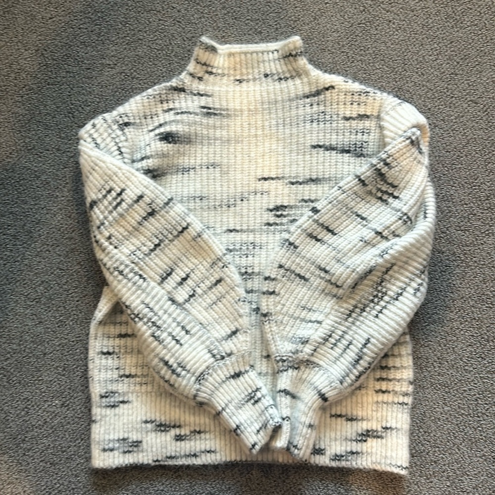 Varley white and black puff sleeve sweater size xs